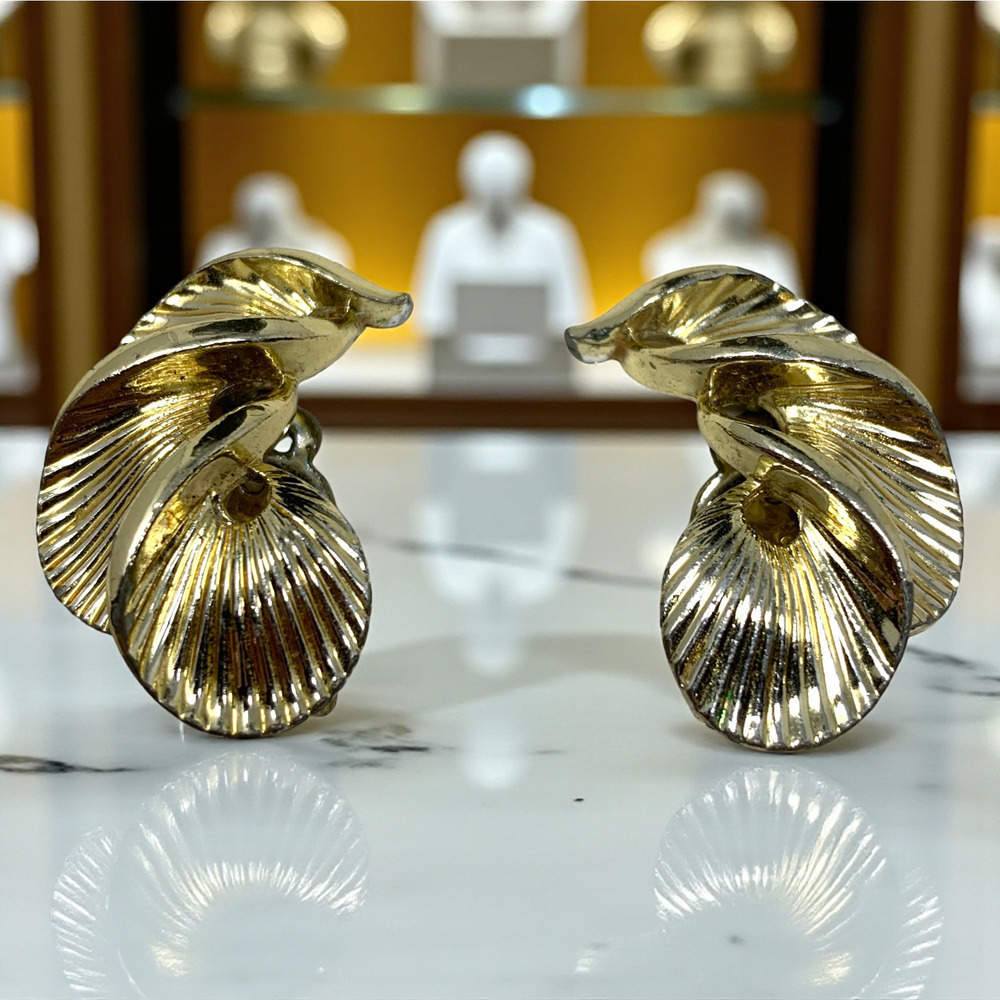 Vintage 1960's LISNER Gold Tone Modernist Avant Garde Earrings Clip On Mogul